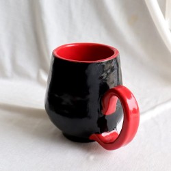 Κοκκινόμαυρη κεραμική κούπα